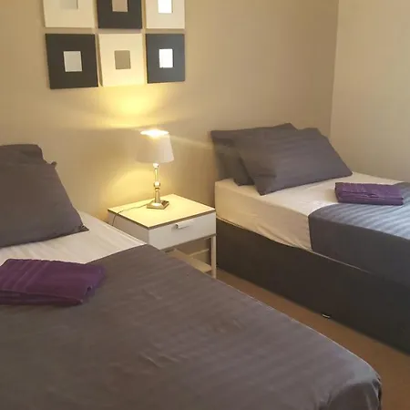 Dragon - Chirnside House 3 Bedroom Apartment Glasgow