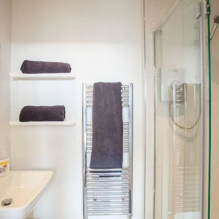 Beautifully Furnished Southside New Build Flat Appartamento *
