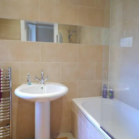 Apartment West End - Stunning, Spacious, 3 Bedroom, Main Door Flat With Private Parking