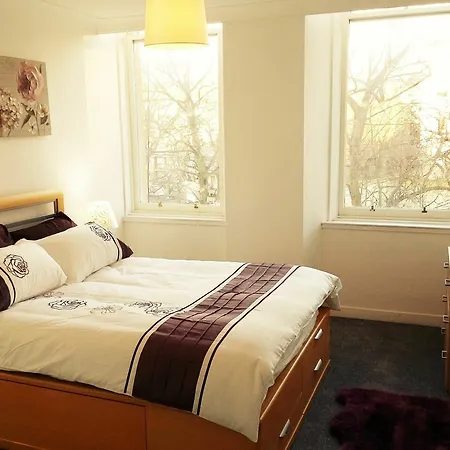 3 Bed Near Botanic Gardens Apartment Glasgow