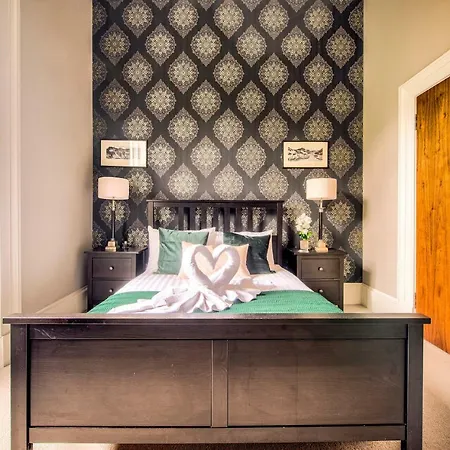 32 Victoria Crescent Road Glasgow