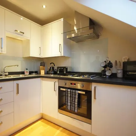 Modern, Cosy In Bearsden With Private Parking Lejlighed