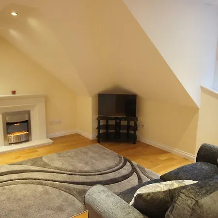 Modern, Cosy In Bearsden With Private Parking