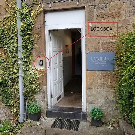 Modern, Cosy In Bearsden With Private Parking Appartamento