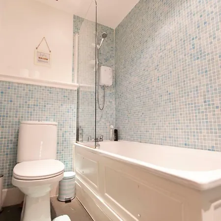 Bright, Spacious 2 Bedroom In The Heart Of City Apartment *