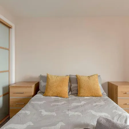 Modern Riverfront Apt. 10 Mins From Hydro/secc شقة *