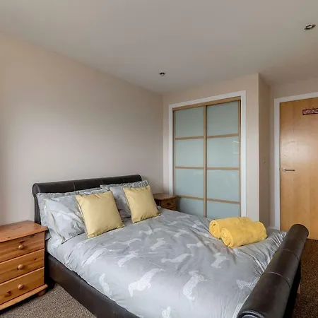 Daire Modern Riverfront Apt. 10 Mins From Hydro/secc *