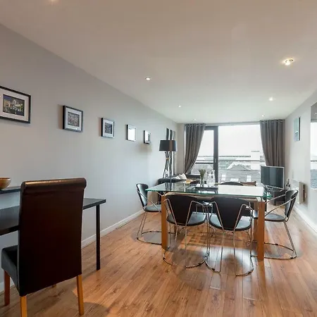 Διαμέρισμα Modern Riverfront Apt. 10 Mins From Hydro/secc *