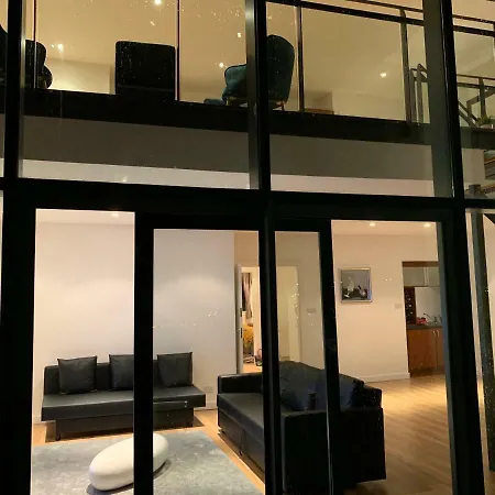 Centre - The Penthouse With Riverviews - Appartement