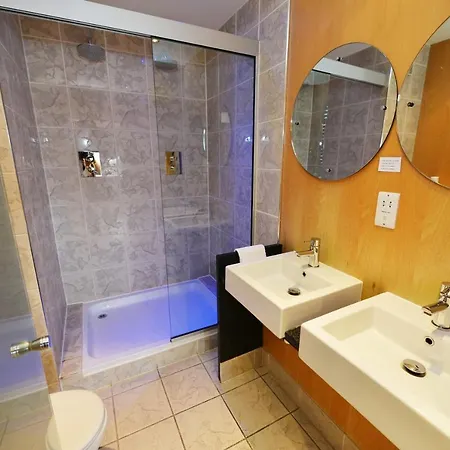 Hotel Glynhill & Near Airport 4*