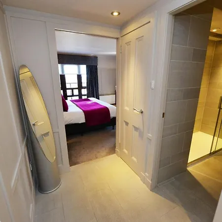 Glynhill & Near Airport Hotel 4*