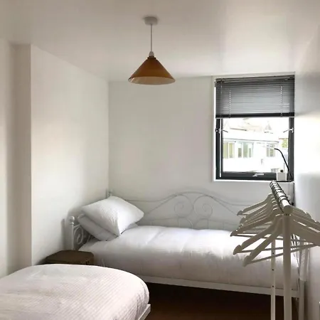 Glasgow City Single Room In Homestay With Balcony & Parking *