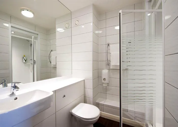 Premier Braehead Hotel 3*