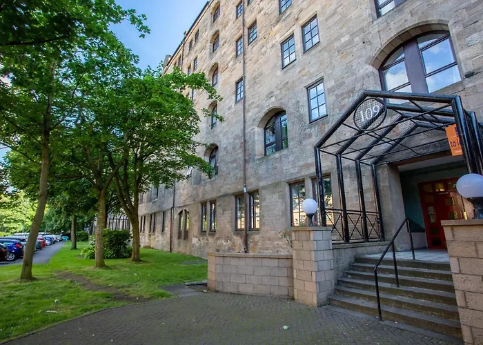 Stunning 2 Bed Merchant With Residents Parking Apartament