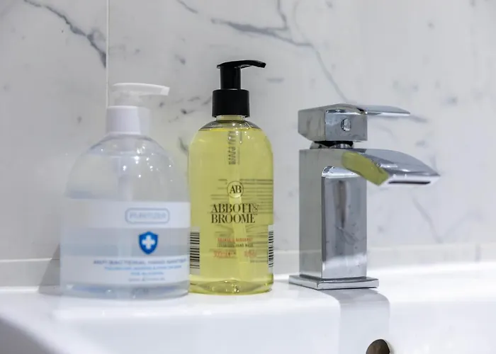 Stunning 2 Bed Merchant With Residents Parking Apartament