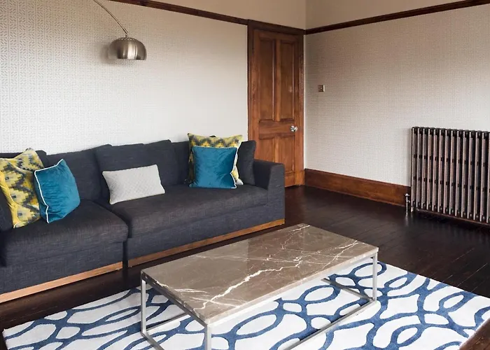 Beautiful, Traditional 2 Bed Flat W Free Parking - Pass The Keys Apartament