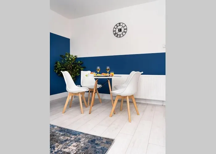 Appartement Cheerful 2 Bedroom Homely Apartment, Sleeps 4 Guest Comfy, 1x Double Bed, 2x Single Beds, Free Parking, Free Wifi, Suitable For Business, Leisure Guest, Contractors, Qe Hospital, Glasgow, Near Airport & Centre, Perfect For Common Wealth Games 20 Glasgow