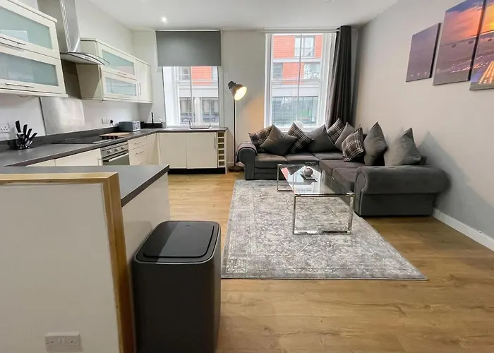 Exquisite 2br Flat Near Train Station Lägenhet