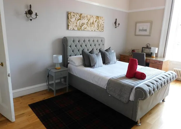 West End - Stunning, Spacious, 3 Bedroom, Main Door Flat With Private Parking * Глазго