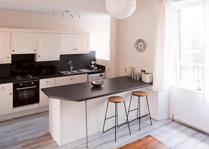 Bright 2 Bed Ground Floor Flat Next To Byres Road Lägenhet