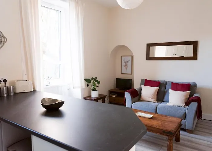 Bright 2 Bed Ground Floor Flat Next To Byres Road *