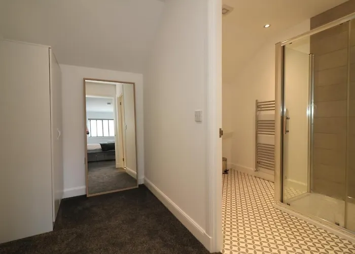 Signature - Railway House 5 Bed Apartment *