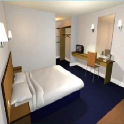 Travelodge Airport 3*