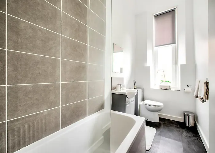 Pass The Keys Stylish 2 Bed In Heart Of West End