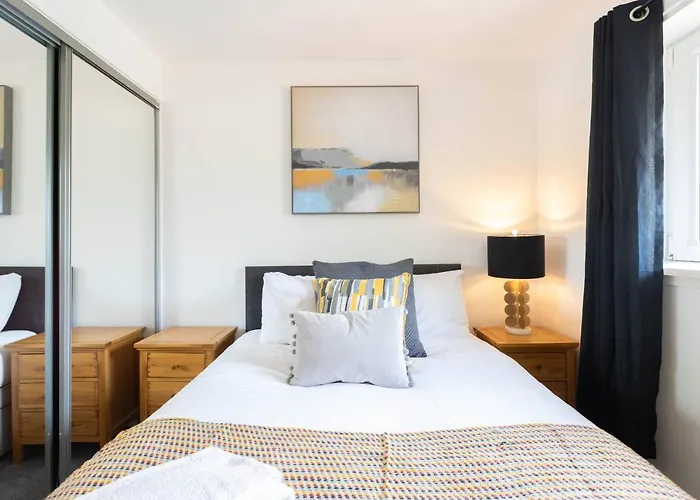 Modern 2 Bed Broompark/central Apt. With Parking Glasgow