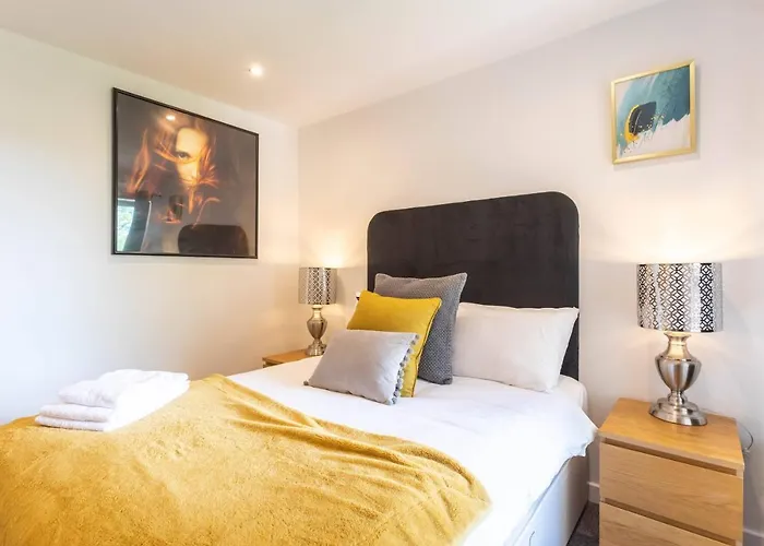 Modern 2 Bed Broompark/central Apt. With Parking *