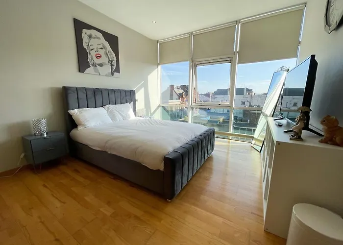 Centre 2-bed Parking Jacuzzi Bath Appartement *