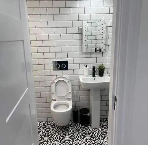 Appartamento Cheerful 2 Bedroom Homely Apartment, Sleeps 4 Guest Comfy, 3x Double Bed, Parking, Free Wifi, Suitable For Business, Leisure Guest,glasgow, West End, Near Centre, Perfect For Common Wealth Games 2026