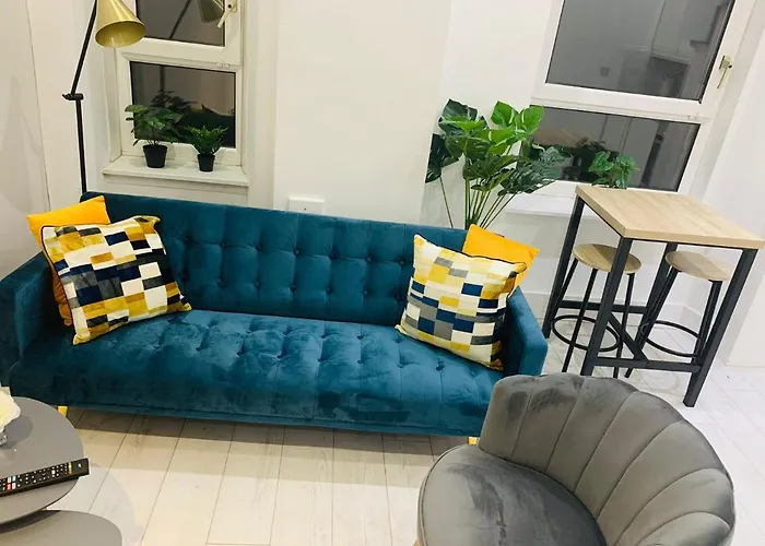 Cheerful 2 Bedroom Homely Apartment, Sleeps 4 Guest Comfy, 3x Double Bed, Parking, Free Wifi, Suitable For Business, Leisure Guest,glasgow, West End, Near Centre, Perfect For Common Wealth Games 2026 Appartamento