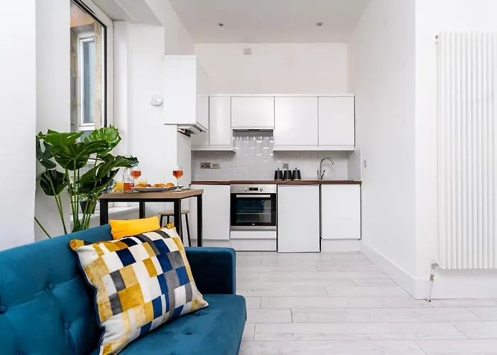 Cheerful 2 Bedroom Homely Apartment, Sleeps 4 Guest Comfy, 3x Double Bed, Parking, Free Wifi, Suitable For Business, Leisure Guest,glasgow, West End, Near Centre, Perfect For Common Wealth Games 2026 Glasgow