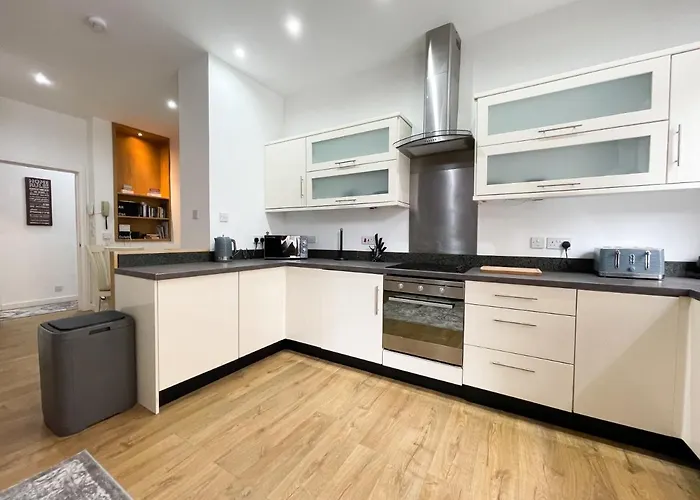 Exquisite 2br Flat Near Train Station