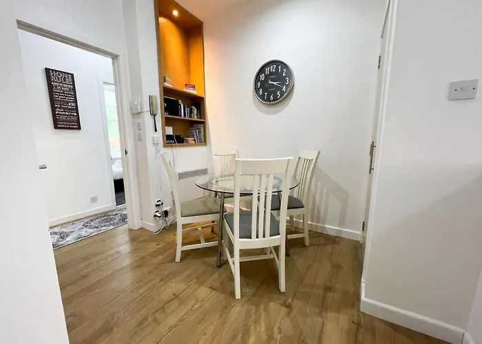 Exquisite 2br Flat Near Train Station Lägenhet *