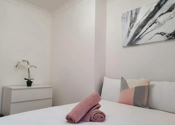 Comfortable And Modern 3 Bedroom Mid Terraced Appartement *