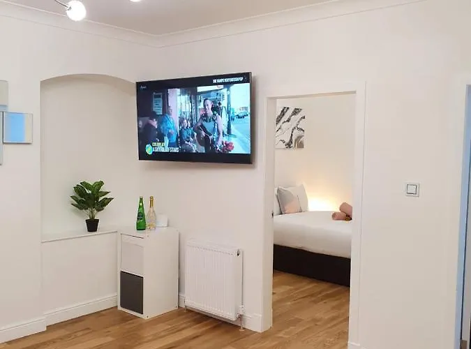 Comfortable And Modern 3 Bedroom Mid Terraced *