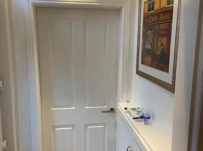 Cheerful One Bedroom With Parking Space. 度假居 格拉斯哥