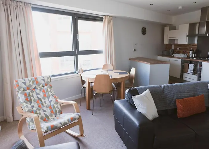 Lovely 2-bed Flat Harbour Free Parking - Pass The Keys * Glasgow