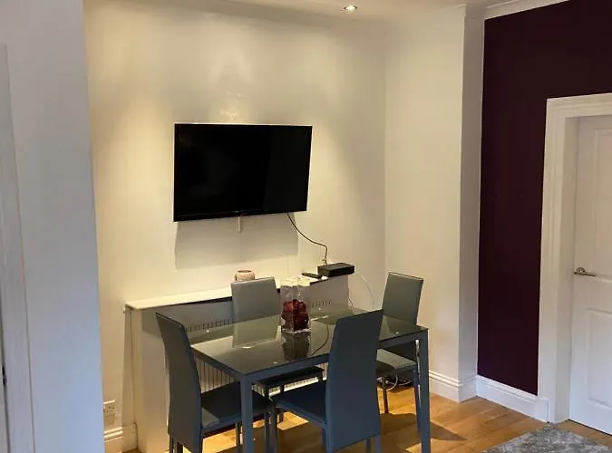 Cheerful One Bedroom With Parking Space. 格拉斯哥