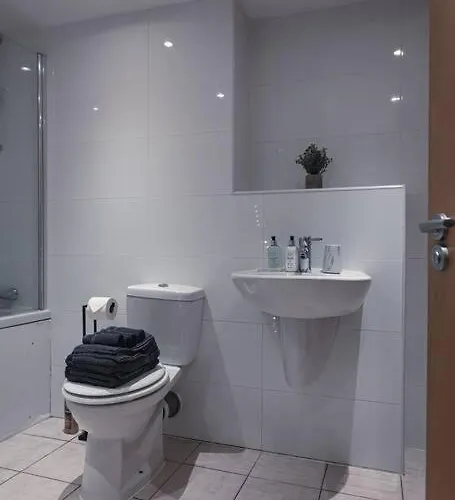 West End Escape - Prime Location