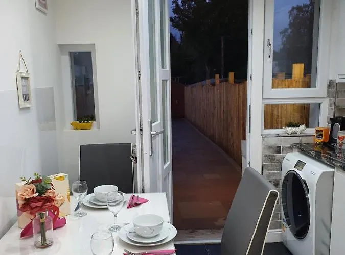 Comfortable And Modern 3 Bedroom Mid Terraced Appartement Glasgow