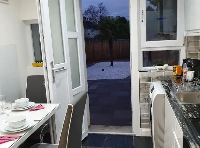 Comfortable And Modern 3 Bedroom Mid Terraced *