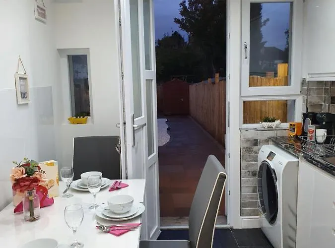 Comfortable And Modern 3 Bedroom Mid Terraced Appartement Glasgow