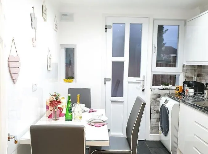 Comfortable And Modern 3 Bedroom Mid Terraced *