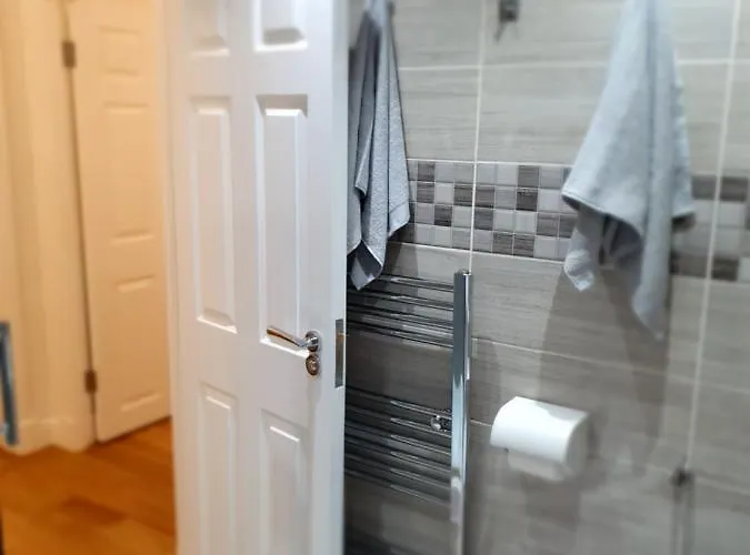 Comfortable And Modern 3 Bedroom Mid Terraced * Glasgow