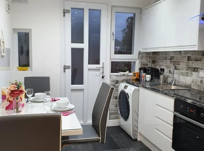 Comfortable And Modern 3 Bedroom Mid Terraced Glasgow