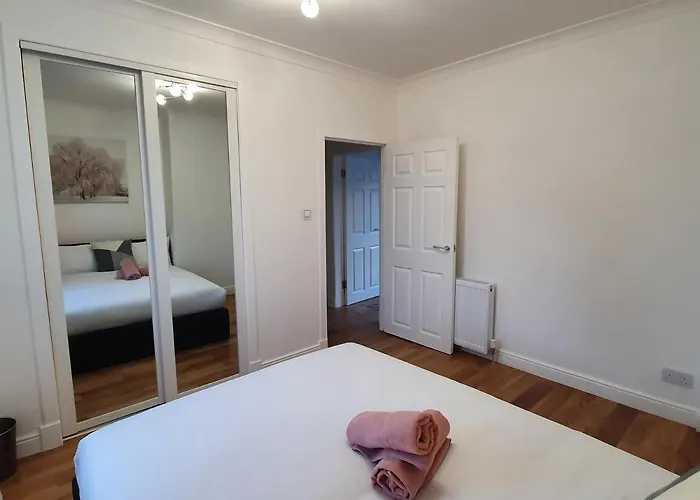 Comfortable And Modern 3 Bedroom Mid Terraced Appartement *