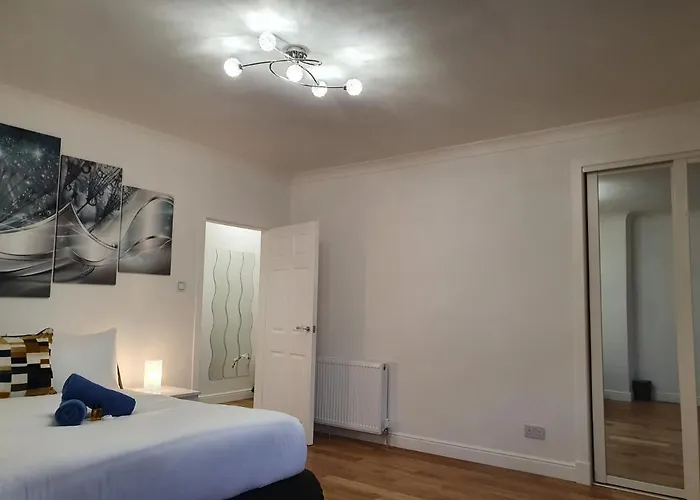 Comfortable And Modern 3 Bedroom Mid Terraced Appartement *